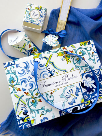 Wedding bag personalizzata con maioliche, contenente cono e scatolina mini portariso, ventalio con tag a cuore