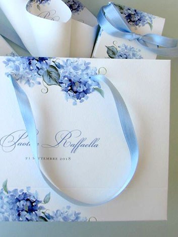 wedding bag con ortensie azzurro polvere e nastri celesti